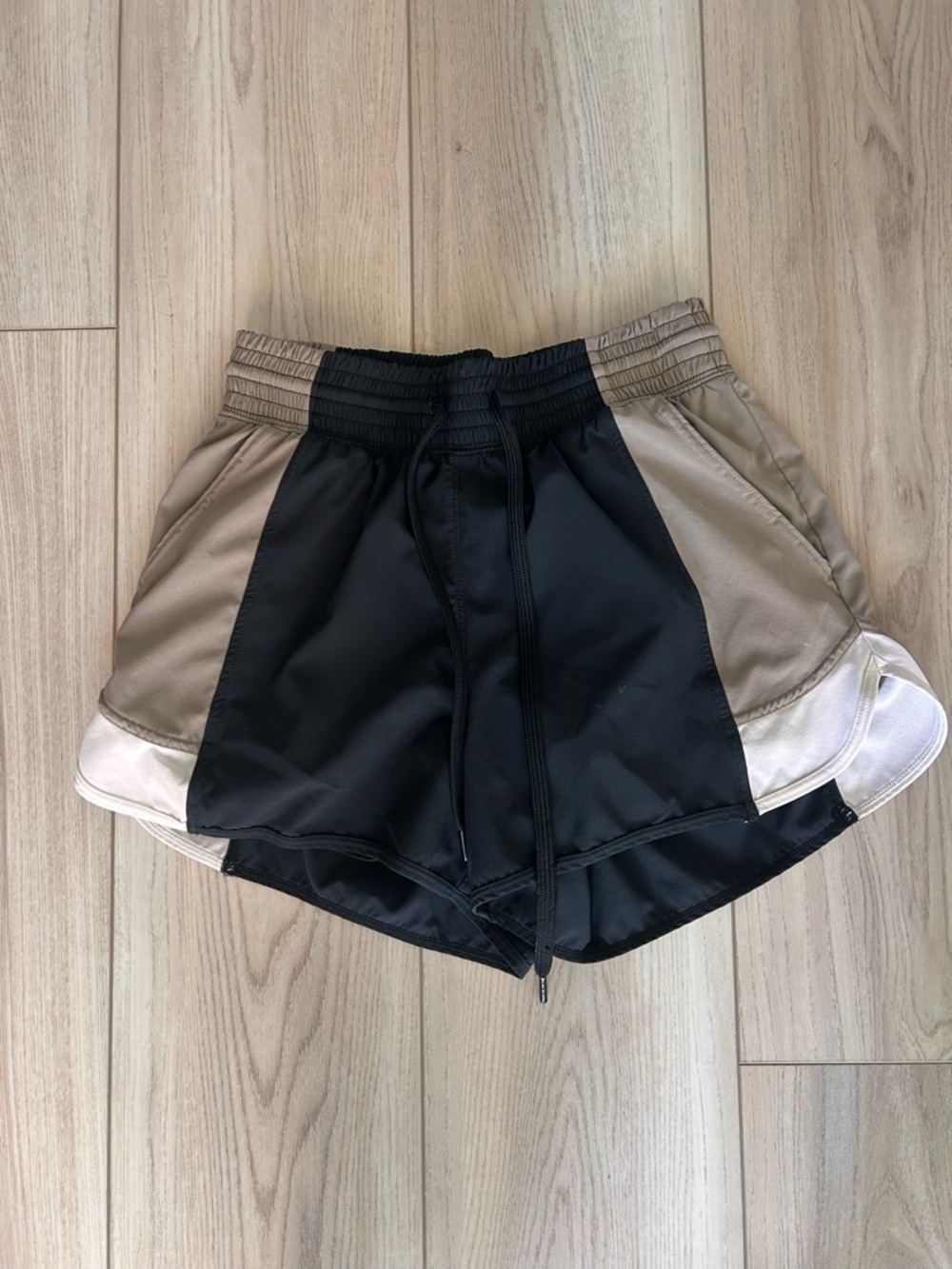 A&F Women’s Colorblock Running Shorts – Black and Tan XS